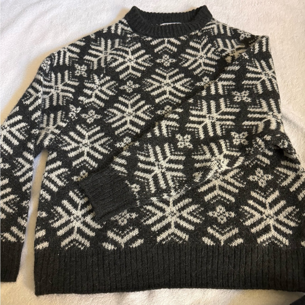 Old Navy Women’s Snowflake Crewneck Sweater